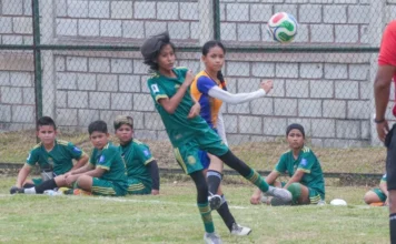 Promueve el Gobierno Municipal de Cosoleacaque el desarrollo integral de la niñez mediante el deporte Niños jugando fútbol en la Unidad Deportiva Miguel Hidalgo, ejemplo del deporte en Cosoleacaque