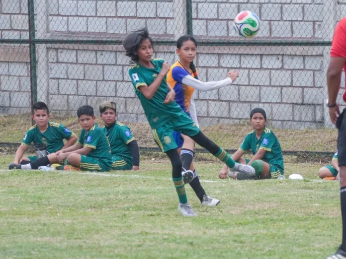 Estudiantes participan en la Primera Copa Interescolar 2026 Niños jugando fútbol en la Unidad Deportiva Miguel Hidalgo, ejemplo del deporte en Cosoleacaque