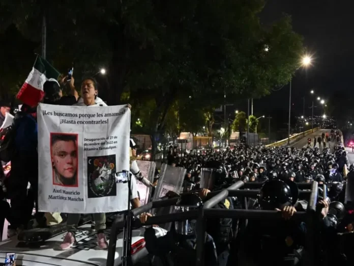 Familiares de desaparecidos protestan en la Ciudad de México Familiares de desaparecidos en México protestan contra César Cravioto