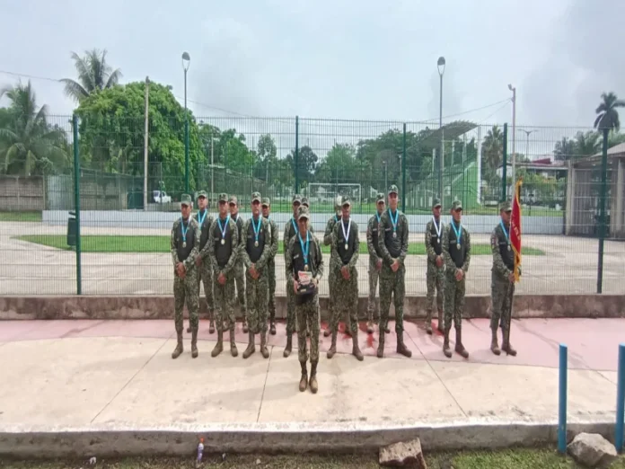 Ejército en Veracruz participa en la carrera Latidos de Cosoleacaque para promover la cultura física