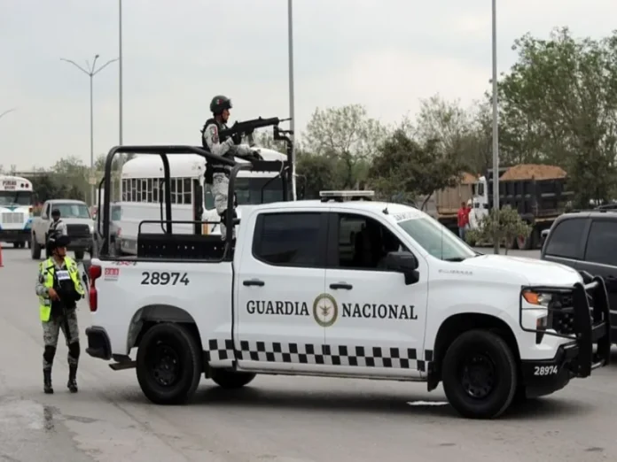 Imagen de la autopista Durango-Mazatlán después del enfrentamiento Vehículos detenidos en la autopista Durango-Mazatlán debido al enfrentamiento armado
