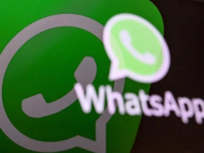 Imagen de una persona recibiendo una llamada de extorsión Persona recibiendo una llamada de extorsión telefónica a través de Whatsapp