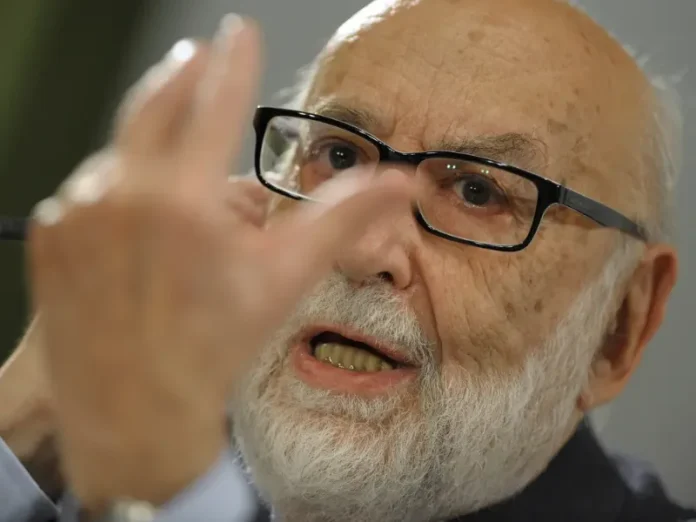 François Englert, Nobel de Física por el bosón de Higgs François Englert, científico belga y Nobel de Física por el bosón de Higgs, falleció a los 93 años