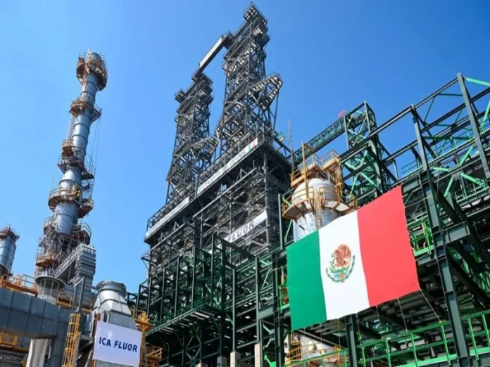 Fuga de combustóleo en refinería de Salina Cruz Fuga de combustóleo en ducto de refinería de Salina Cruz por Pemex