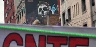 CNTE toma 3 casetas que conectan a CdMx Maestros de la CNTE en huelga nacional de maestros bloquean casetas en México
