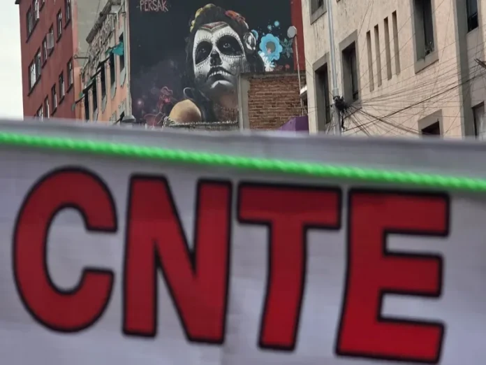 Maestros de la CNTE en huelga nacional de maestros bloquean casetas en México