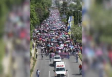 Marchas y bloqueos de miles de docentes en al menos 10 estados Maestros en huelga nacional en México exigen abrogación de leyes