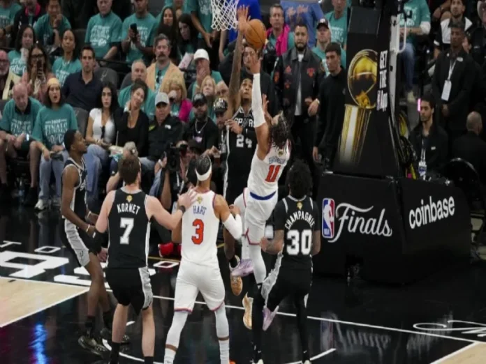 Jalen Brunson anota en el partido de Finales de la NBA entre Knicks y Spurs
