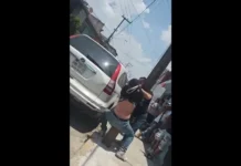 Exhiben en video a madre que castiga a su hijo señalado por robo en Nezahualcóyotl Madre castiga a hijo por robo en Nezahualcóyotl con golpes en la calle