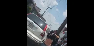 Exhiben en video a madre que castiga a su hijo señalado por robo en Nezahualcóyotl Madre castiga a hijo por robo en Nezahualcóyotl con golpes en la calle