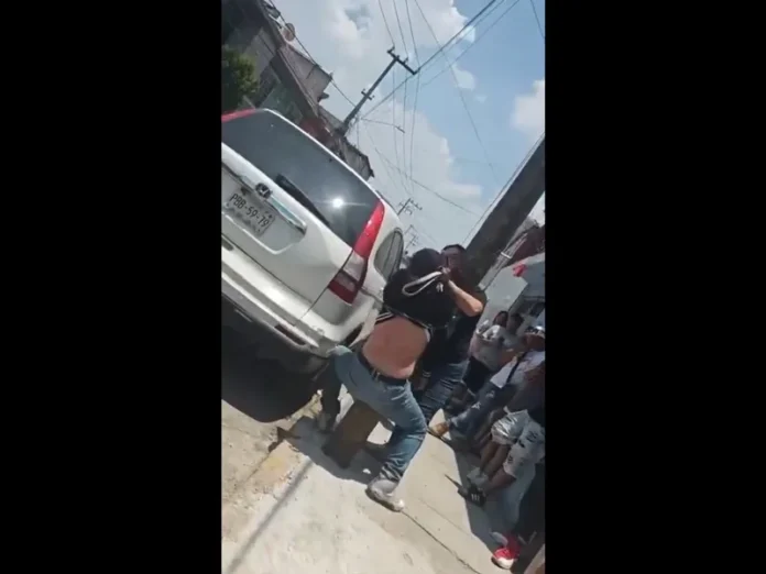 Madre castiga a su hijo por robo en Nezahualcóyotl Madre castiga a hijo por robo en Nezahualcóyotl con golpes en la calle