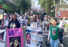 Madres buscadoras se movilizan en el Estadio Azteca por justicia para desaparecidos Madres buscadoras con fotografías de sus desaparecidos marchan hacia el Estadio Azteca