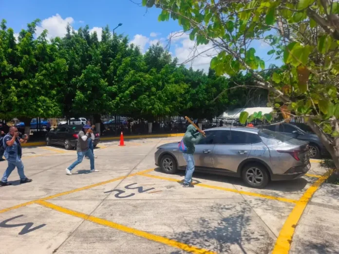 Maestros de la CETEG protestan en Chilpancingo Maestros de la CETEG causan destrozos en el Congreso de Guerrero en apoyo a su líder