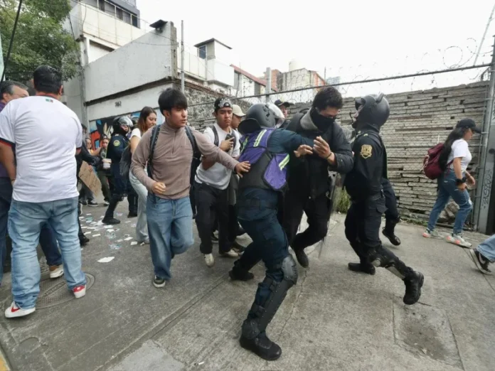 Estudiantes marchan en protesta por la Copa Mundial de Futbol Estudiantes de la UNAM marchan en protesta por el Mundial excluyente en Ciudad de México