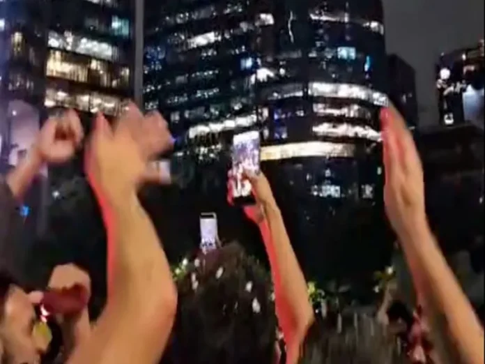 Aficionados colombianos abuchean a Morena en festejo Morena abucheada por aficionados colombianos en CDMX