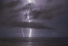 Muere niña de 11 años tras ser alcanzada por un rayo en Papantla Una niña murió por un rayo en Papantla Veracruz durante una tormenta