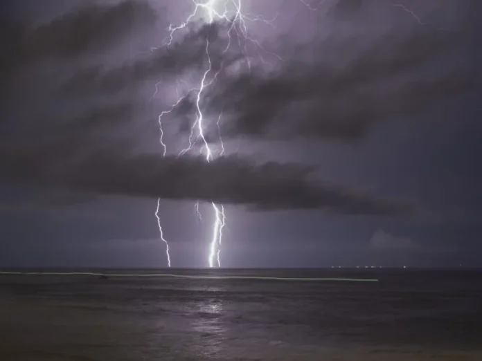 Imagen de una tormenta eléctrica en Veracruz Una niña murió por un rayo en Papantla Veracruz durante una tormenta