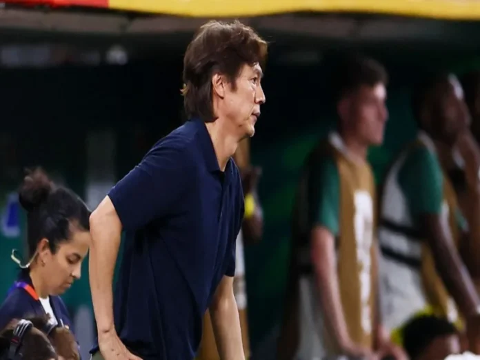 Técnico de Corea del Sur con rostro difuminado en conferencia de prensa del Mundial 2026