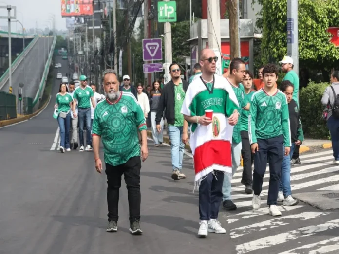 Aficionados mexicanos en el estadio Azteca Aficionados mexicanos pagan hasta 112 mil pesos por boletos para el Mundial en México