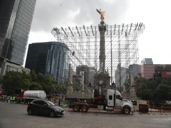 Aficionados mexicanos celebran en el Ángel de la Independencia Mundialistas en México celebran en la calle con banderas y sombreros