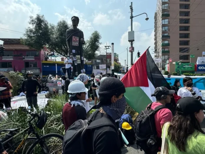 Bandera humana de Palestina en el Monumento a la Revolución Activistas forman bandera humana de Palestina libre en Ciudad de México