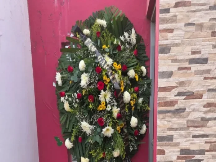 Corona fúnebre en casa de Paola Gárate Corona fúnebre para Paola Gárate en su casa en Sinaloa