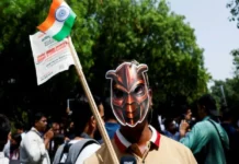 Sale a las calles de India el Partido de las Cucarachas, movimiento juvenil originado en redes sociales Partido de las Cucarachas en protesta en la calle