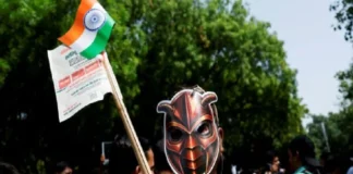 Sale a las calles de India el Partido de las Cucarachas, movimiento juvenil originado en redes sociales Partido de las Cucarachas en protesta en la calle
