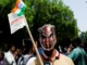 Sale a las calles de India el Partido de las Cucarachas, movimiento juvenil originado en redes sociales Partido de las Cucarachas en protesta en la calle