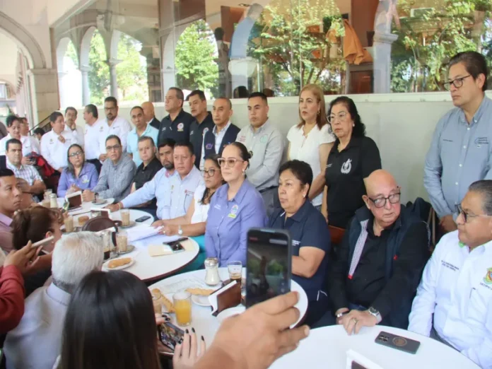 Trabajadores estatales en Veracruz se manifiestan por la reducción de sus pensiones en Veracruz