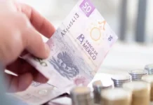 El peso retrocede y cierra en 17.49 pesos por dólar mientras inversionistas revisan la situación en Medio Oriente Peso mexicano sufre leve caída frente al dólar en medio de inestabilidad global