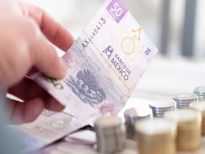 Peso mexicano sufre leve caída frente al dólar en medio de inestabilidad global