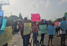 Bloquean carretera Coatzacoalcos-Villahermosa para exigir libertad de policías detenidos Familiares de policías detenidos en Veracruz exigen su libertad en bloqueo de carretera