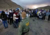 En procesión, obispos exigen a Trump trato digno a migrantes Migrantes y obispos católicos en procesión por la frontera México para exigir trato digno a migrantes