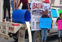 Ganaderos llevan vacas y derraman leche frente al Palacio de Gobierno en Veracruz en protesta contra Nahle y Bienestar Ganaderos derraman leche en la calle en protesta por la suspensión de Leche para el Bienestar