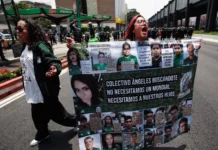 Familiares de personas desaparecidas bloquean la avenida Tlalpan en protesta por la crisis de seguridad Familiares de desaparecidos en protesta por la crisis de desaparecidos en la avenida Tlalpan