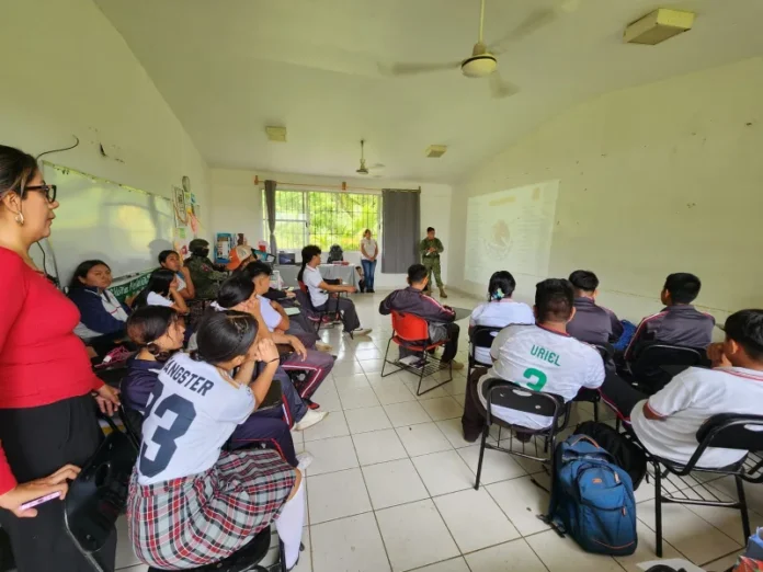 Estudiantes escuchan conferencia sobre Símbolos Patrios en Veracruz