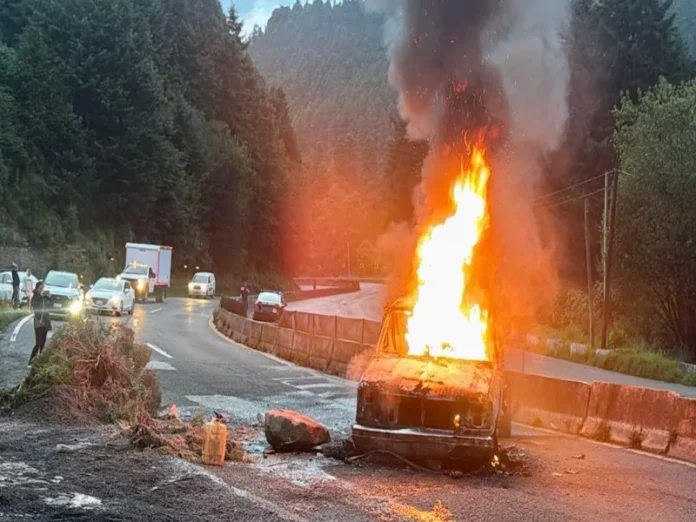 Pobladores de Ocoyoacac protestan contra la tala ilegal Pobladores de Ocoyoacac incendian camionetas de talamontes por tala ilegal