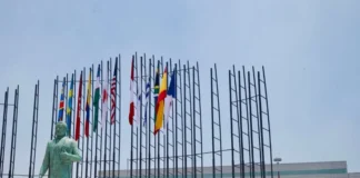 México, único que impide a taxis de apps operar en AICM Taxis de aplicaciones como Uber prohibidos en el AICM en México