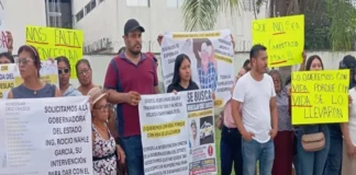 Familiares de taxista desaparecido se manifiestan y piden piden a Rocío Nahle apoyo para localizarlo Familiares de taxista desaparecido en Veracruz piden apoyo a la gobernadora con cartel que muestra la foto del taxista desaparecido
