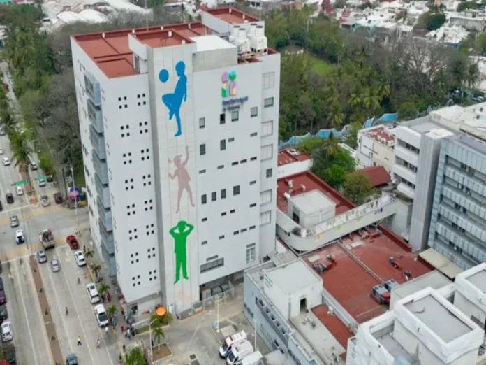 Madres de niños con cáncer protestan por desabasto de medicamentos en la Torre Pediátrica Veracruz
