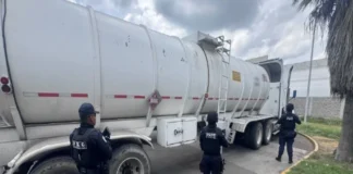 Estalla pipa cargada de combustible en la autopista México-Veracruz Accidente carretera México-Veracruz con pipa volcada y estallida