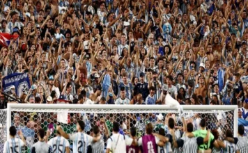 Aficionados argentinos no podrán ingresar banderas sobre las Malvinas a la semifinal ante Inglaterra Argentina vs Inglaterra en semifinales del Mundial sin banderas de Malvinas