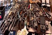 Embajador Johnson anuncia confiscación de 138 armas que pretendían llegar a México desde EU Armas ilegales confiscadas que iban a México desde EU
