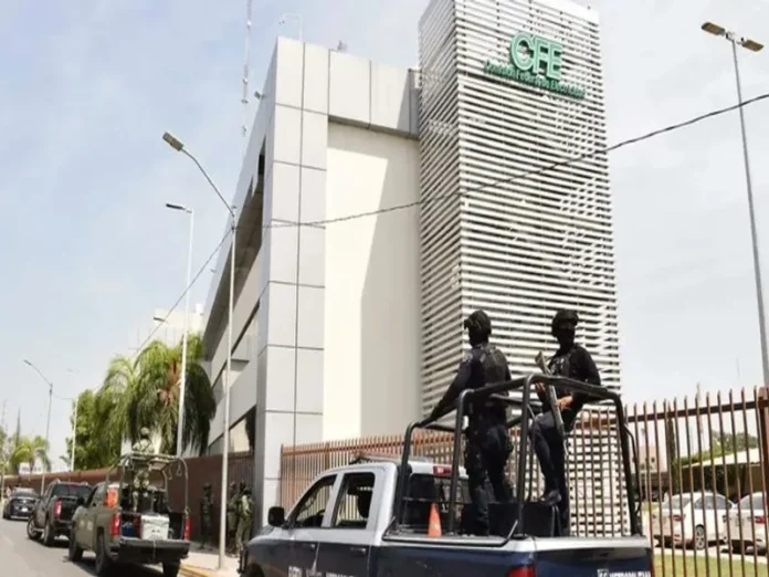 Imagen de la explosión del artefacto frente a la CFE Artefacto explosivo CFE en Gómez Palacio causa daños