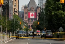 Sujeto dispara contra el consulado de EU en Toronto; se reportan daños, pero no hay aprehendidos Fachada del consulado de EU en Toronto con daños después del ataque al consulado