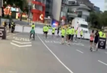 Carrera Adidas 30k presenta falla de organización en Ciudad de México; el paso para corredores en Reforma estaba cerrado Corredores en la carrera Adidas 30k encontrando un paso cerrado en Reforma