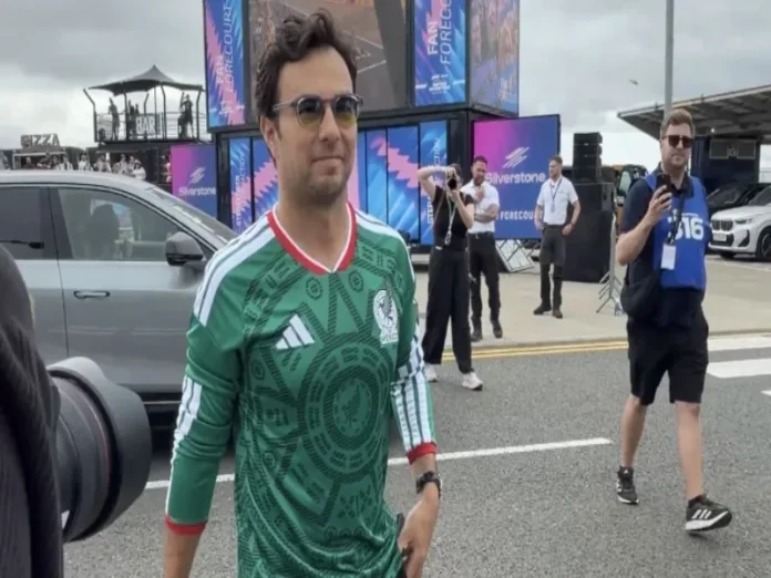 Checo Pérez con la playera de México Checo Pérez viste la playera de México en el GP de Gran Bretaña