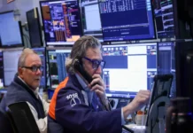 Wall Street cierra en rojo tras asimilar conflicto entre EU e Irán; Dow Jones pierde 0.59% Conflicto entre EU e Irán afecta mercados financieros globales