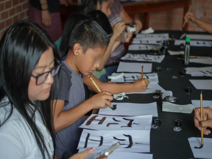 Niñas y niños participan en el taller de Shodō Niños aprenden cultura japonesa en Cosoleacaque Veracruz